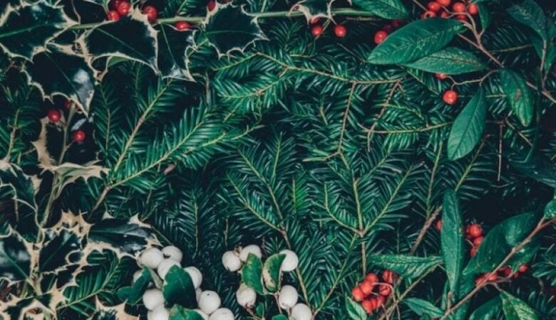Buying Artificial Christmas Wreaths And Garland For Your Holiday Decor