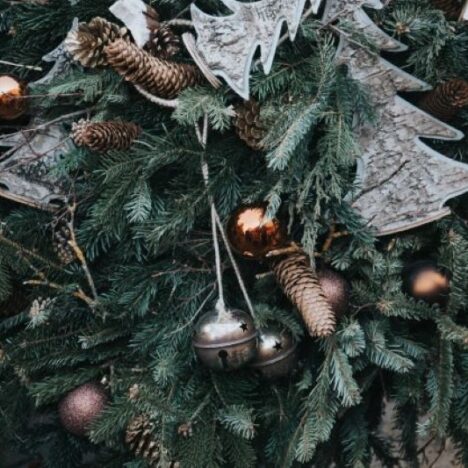 The Pros and Cons of Decorating with an Artificial Christmas Tree